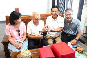 　南竿津沙村林宜興過92歲生日，縣長王忠銘會同鄉長林志東等登門祝壽，為壽星戴上90歲以上才有的金戒指賀禮，老人家喜上眉梢。（圖／文：曹重偉）