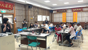 衛福局家庭照顧者服務宣導及多肉盆栽製作活動西莒登場,除宣導課程之外,透過療癒的多肉植物,讓鄉親學著釋放心理隱藏的壓力。(圖/文:宋幸儒)