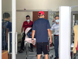 　北竿后澳一鄉親13日中午機車自摔造成大腿骨折，急救後再以直昇機後送台北治療。（圖／文：陳鵬雄）