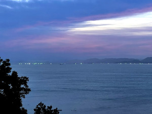 　大陸連江海域近日開始出現夏天才有的燈光船，入夜之後一字排開場面壯觀。（圖／文：陳鵬雄）