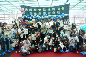 　南竿鄉公共托育中心畢業典禮溫馨登場，今年有14位小小畢業生，在老師及家長陪同下，拿到畢業證書開心迎接人生的下一段旅程。（圖／文：曹重偉）