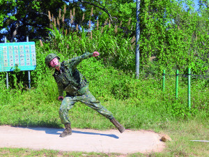 本部連官兵實施手榴彈投擲訓練。（圖：簡慈儒）