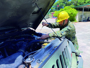 官兵按標準作業程序檢查車輛。（圖：林瑞和）