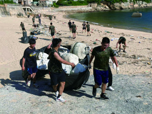 官兵齊力搬運垃圾。（圖：李廸軒）