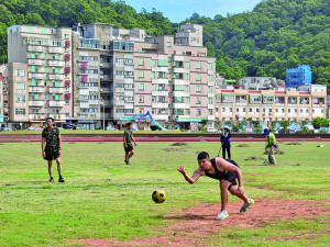 官兵在福澳運動場辦理足壘球競賽。（圖：程婉琳）