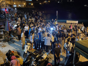 　北竿鄉公所海洋之旅14、15日牽罟活動吸引大批遊客體驗，數百斤鯷魚入網上岸。（圖／文：陳鵬雄）