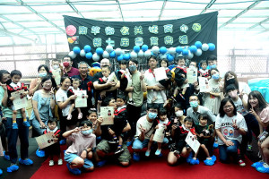 　南竿公托第7屆畢業典禮溫馨登場，今年14位小小畢業生在老師及家長陪同下拿到畢業證書，縣長王忠銘透過錄影獻上祝福。（圖／文：曹重偉）