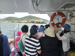 　產發處與台北鳥會辦理2023年夏日賞鷗活動，帶領民眾感受馬祖獨特的燕鷗生態及地質海景。（圖：台北鳥會）