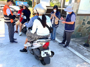 本縣道安團隊聯合執行自由行遊客騎乘租賃機車安全稽查及宣導,並加強遊覽車、貨車、砂石車、工程車等大型車輛聯合稽查工作。(圖:連江縣警察局)