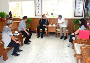 　環保署環境督察總隊總隊長李健育一行17日抵馬訪問，下午在環資局長陳忠義陪同下拜會縣長，就主要環保工作進行意見交換。（圖／文：曹重偉）