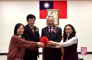 縣府主計處長一職由原連江縣議會總務組主任劉美鳳(右一)升任,圖為劉美鳳在106年接任連江地方法院會計室主任情形。(圖:馬祖日報)