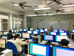 　消防局災害防救教育訓練14日先在介壽電腦教室舉辦EMIC應變管理資訊系統教學，下午進行災情查通報作業、避難收容場所開設講習。（圖／文：曹重偉）