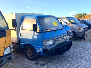 為維護鄉容觀瞻及提升停車位使用周轉率,東引鄉公所攜手環資局、連江監理站加強無牌廢棄車輛查報及移置作業。(圖/文:陳其敏)