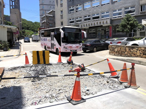 交旅局、產發處聯合辦公大樓前近日因管線工程施作而開挖,廠商提醒來往行人及機車騎士密切注意,以策安全。(圖/文:曹重偉)