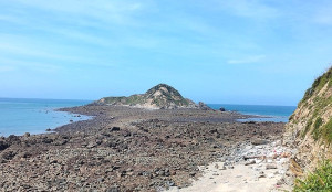 東莒火山角礫岩位於福正沙灘西側的礁岩。(圖:連江縣馬祖地質公園協會)