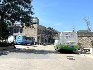 　團客量大幅減少，北竿熱門景點遊客中心前的遊覽車也少了一半。（圖／文：陳鵬雄）