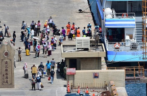 　東引中柱港，21日上午迎來400多名旅客下船，是7月暑假以來觀光客上島人數最多的一次。（圖／文：陳其敏）