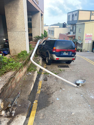 　東引南澳地區21日早上發生小客車剎車失靈衝撞路燈事故，所幸車上乘客僅受輕傷，沒有大礙。（圖／文：陳其敏）