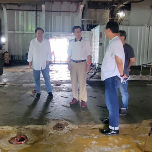 縣長王忠銘、議長張永江前往基隆港關心臺馬輪防颱。