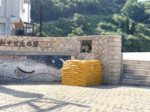 　漢光演習期間北竿后澳村出現三座非軍綠迷彩型式的臨時掩體。（圖／文：陳鵬雄）