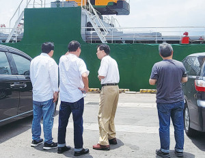 縣長王忠銘及議長張永江22日前往基隆東岸碼頭與相關廠商實地瞭解物流狀況,解決莒光貨運問題。(圖:縣府)