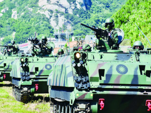 　ＣＭ２１裝甲車快速機動至守備區域。（圖：陸柏熏）