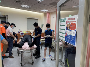 大陸曹姓男子自稱游到北竿,上岸後遭蜂螫送醫,該案目前由連江查緝隊偵辦中。