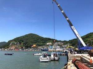 　縣府產發處今天下午在北竿白沙及塘岐馬鼻灣啟動今年首次防颱吊船作業。（圖：本報資料室）