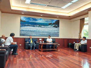 　總統教育獎委員黃乃輝24日拜訪縣長王忠銘，針對新住民議題以及特教老師編制等問題進行討論。（圖：教育處提供）