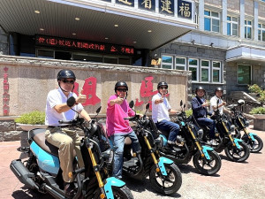 馬祖國際藝術島與三陽機車跨界合作,新改裝的SYM KRNBT機車客製繪上馬祖國際藝術島品牌識別,外型搶眼。(圖/文:馮紹夫)