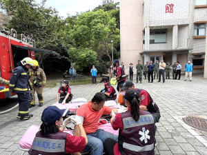 連江縣112年軍民聯合防空「萬安46號」演習26日舉行,模擬戰時各項搶救、收容應變演練。(圖/文:馮紹夫)