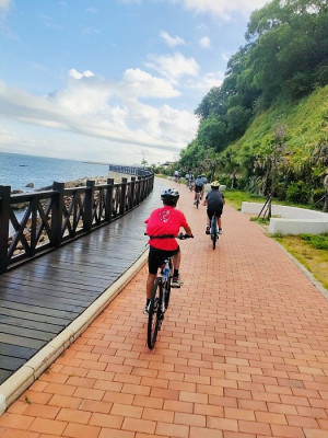 四鄉五島18位國中同學將前往台灣進行單車環島體驗,8月14日出發前正密集進行晨練訓練中。(圖:教育處提供)