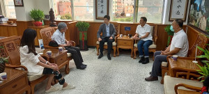 行政院金馬聯合服務中心執行長楊上德率團隊拜訪各地區機關主管,加強議題交流。(圖:行政院金馬聯合服務中心)