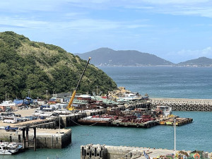 　颱風來襲，大坵橋施工平台船撤離現場進入白沙南碼頭避風。（圖／文：陳鵬雄）