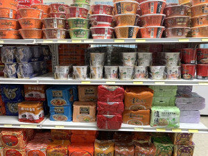 受颱風影響民眾前往賣場採購儲備食品以備不時之需。(圖/文:林冰芳)