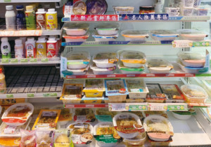 　受杜蘇芮影響，超商生鮮食品呈現兩極化現況，福澳候船室內的超商商品選擇可說是最多樣性。（圖／文：林冰芳）