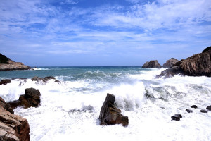 　在杜蘇芮颱風引起的長浪影響下，東引雙子礁出現數公尺浪高，強勁洶湧。（圖／文：陳其敏）