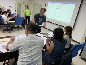 新進教師及教保員聯合甄選昨日正取人員完成分發流程,新進教師於現場繳交個人資料並在8月1日前往各校報到。(圖/文:林冰芳)