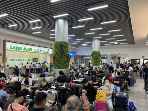 今(29)日上午南竿機場現場約200名旅客，南竿航空站表示會再觀察滯留情形並研擬疏運計畫。(圖：馮紹夫)