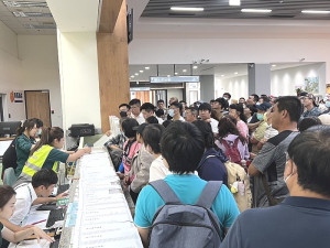 颱風過後,29日空運恢復正常,大批旅客搭機赴台,總計空運疏運1075人次。(圖/文:馮紹夫)