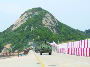 　甲車機動進入戰力保存位置。（圖：何蕙圳）