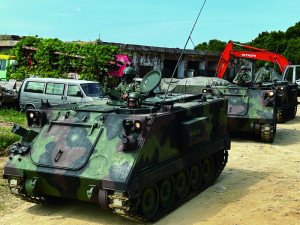 　官兵實施甲車機動裝載。（圖：歐育誠）