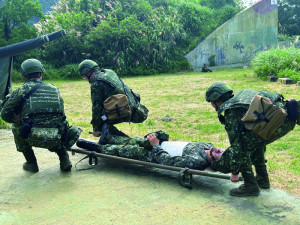 　官兵操作擔架演練傷患搬運。（圖：馬武羣）