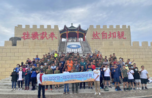 　東引軍民百餘人，29日上午在東、西引島連堤淨灘，以實際行動為維護海洋環境盡一份心力。（圖／文：陳其敏）
