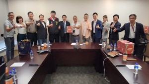 縣長王忠銘、立委陳雪生、議長張永江等應邀會晤TVBS聯利媒體陳文琦董事長,雙方宣示共同合作傳愛馬祖。(圖:連江縣政府)