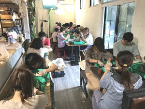 　112年連江縣參與式植物知能講習暨志工活動登場，讓學員瞭解植物的多樣性和生態，還有設計個人化的多肉療癒小組盆。（圖／文：吳嘉榮）