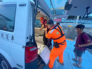 東莒鄉親手指粉碎性骨折,馬祖海巡馳援後送就醫。(圖:馬祖海巡隊)