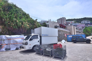 　2023東引軍事越野障礙賽所需物資、設備器材已運抵東引，偏偏颱風卡努「卡」住年度賽事不能舉辦，大費周章船運到東引的物資、設備完全派不上用場。（圖／文：陳其敏）