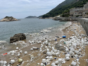 　農曆大潮加上颱風長浪，北竿芹壁澳口1日出現保麗龍大軍。（圖／文：陳鵬雄）