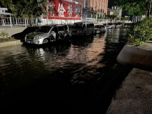 福澳港2日晚間海水倒灌，水高淹及車輪。
